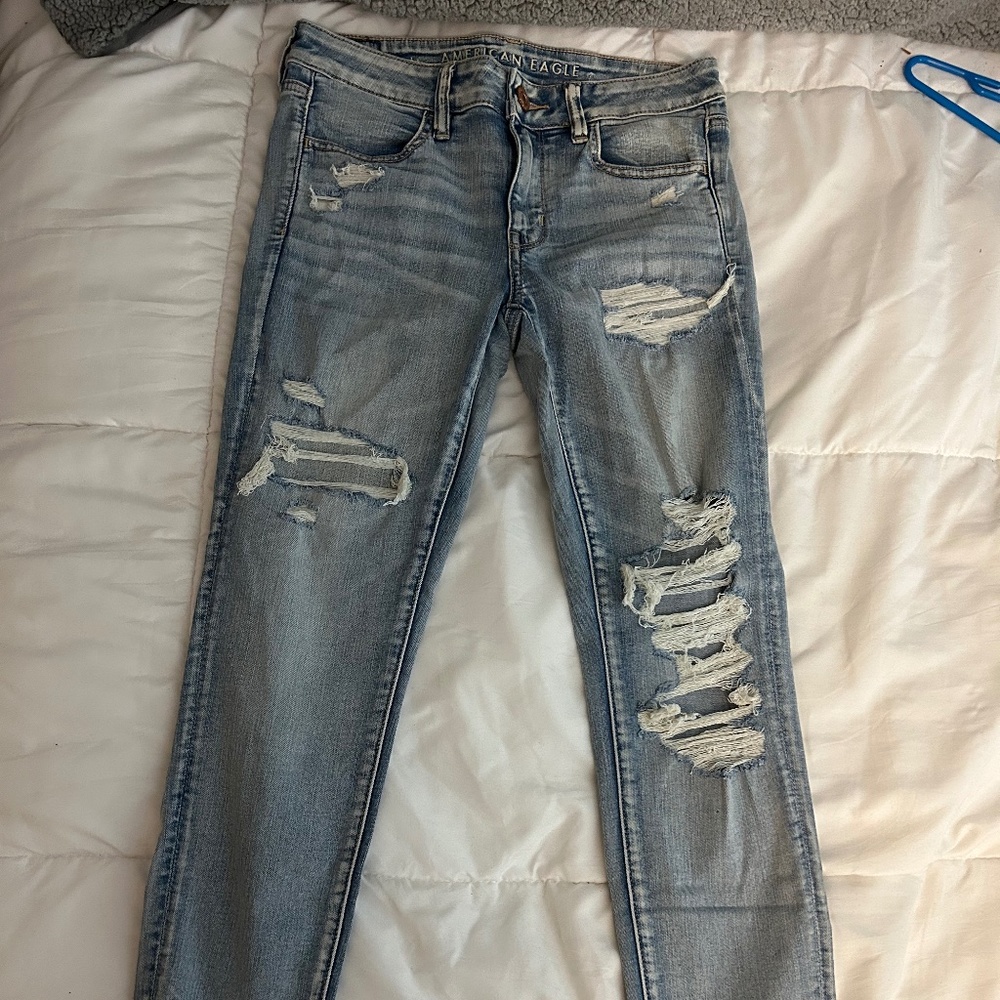 American eagle light wash ripped jeans size 6